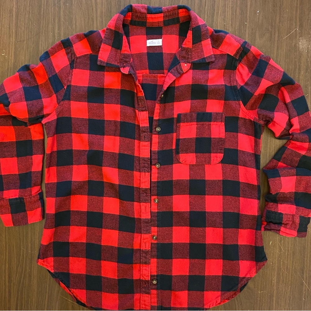 Hollister Red and Black Women’s Buffalo Plaid Flannel Shirt size Small